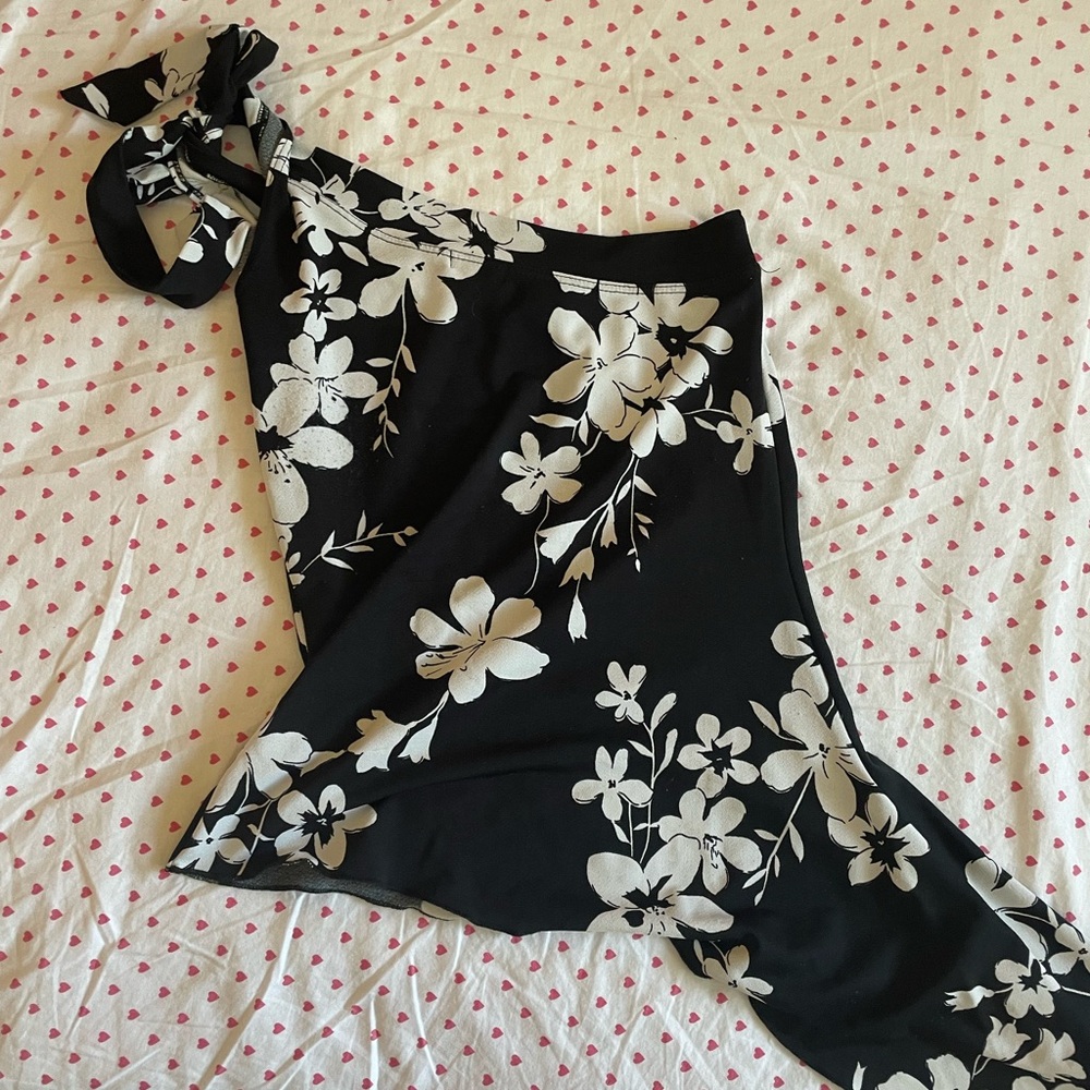 Black & White Floral One-Shoulder Tank Top